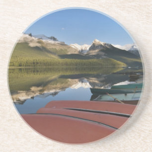 Porta-copos Barcos estacionados na margem do lago Maligne,