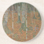 Porta-copos Birch Forest por Gustav Klimt, Vintage Art Nouveau<br><div class="desc">Birch Forest (c. 1903), de Gustav Klimt, é uma pintura típica da Era Vitoriana Simbiolismo das belas artes, que apresenta uma cena natural. Uma floresta com pássaros e folhas no outono, com folhas castanhas espalhadas no chão. Sobre o artista: Gustav Klimt (1862-1918) era um pintor simbolista austríaco e um dos...</div>