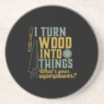 Porta-copos Carpinteiro Engraçado Eu Transformo Madeira Em Coi<br><div class="desc">Transformo madeira em coisas. Mercadorias engraçadas para carpinteiro, homem de mão, lenhador, madeira, fabricante de móveis, construtor de barcos, caras trabalhando com ferramentas de carpintaria, machados, martelo, serra na garagem, avô aposentado que está sempre coberto de serragem. presente de excelente para pai aposentado, avô. Esta design de colheita e retrô...</div>