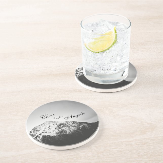 Porta-copos Casamento preto e branco sob as montanhas (Lateral)