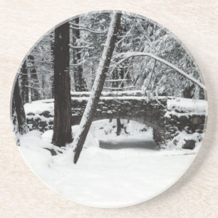 Porta copos coberto de neve da ponte