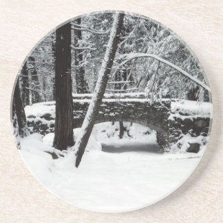 Porta copos coberto de neve da ponte