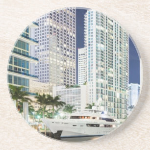 Porta-copos Construções ao longo do rio Riverwalk de Miami