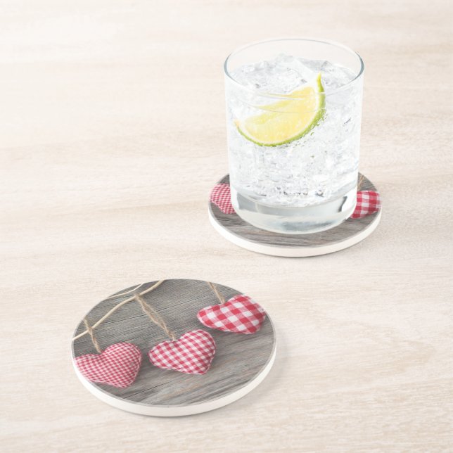 Porta-copos Corações vermelhos na mesa de madeira (Lateral)