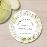 Porta-copos Coroa Floral de Limões Amarelos e Flores Brancas<br><div class="desc">Eleve a apresentação do seu produto com o porta-copos Coroa Floral de Limões Amarelos e Flores Brancas. Com bela ilustração em aquarela e textos personalizáveis,  é ótimo para dar um toque fresco e natural à marca da sua empresa. Adequado para restaurante,  café,  padaria e comida artesanal.</div>