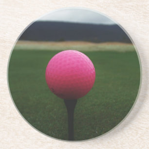 Porta-copos De Arenito Bola de Golfe Rosa em campo de golfe na montanha