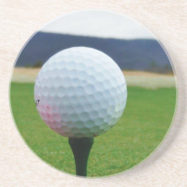 Porta-copos De Arenito Golf Ball em um campo de golfe na montanha (Frente)