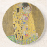 Porta-copos De Arenito Gustav Klimt "O Beijo"<br><div class="desc">A obra-prima de Gustav Klimt: "O Beijo". "O Beijo", criado pelo pintor austríaco Gustav Klimt. É considerado o trabalho mais famoso dele. Ele a pintou entre os anos de 1907 e 1908, que foram o ponto alto de seu "Período do Ouro", quando pintou uma série de obras utilizando a folha...</div>