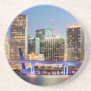Porta-copos De Arenito Skyline iluminada de Miami do centro no crepúscul