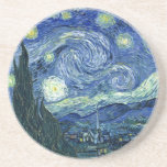 Porta-copos De Arenito Van Gogh - Noite Estrelada<br><div class="desc">A famosa pintura de Van Gogh,  "A Noite Estrelada". Pintada durante sua estadia no asilo de Saint Remy nos anos 1880,  Van Gogh retratou as colinas onduladas e ciprestes que via da sua janela.  Digitalmente aprimorada por PixDezines.  Copyright © 2008-2016 PixDezines.com™ e PixDezines™ na zazzle.com. Todos os direitos reservados.</div>