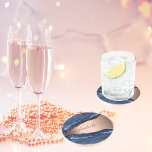 Porta-copos Escrito com rosa dourado de mármore azul<br><div class="desc">Um ágar azul escuro e rosa ouro, impressão de pedra mármore como fundo Personalize e adicione seu nome. O nome é escrito com um moderno estilo escrito à mão com traços. Para manter as hastes, exclua apenas o nome da amostra, deixe os espaços ou emoji na frente e depois do...</div>