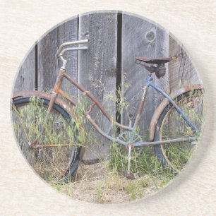 Porta-copos EUA, Oregon, Bend. Uma bicicleta velha em ruínas
