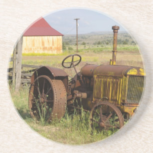 Porta-copos EUA, Oregon, Shaniko. Trator vintage enferrujado e