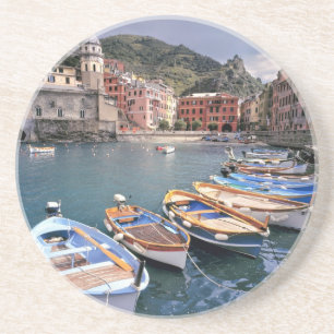 Porta-copos Europa, Itália, Vernazza. Barcos pintados de cores