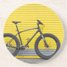 Fat bike na parede amarela