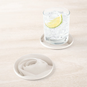 Porta-copos Feche acima das pétalas cor-de-rosa brancas