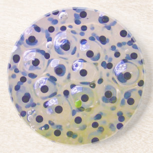 Porta-copos Feche acima dos ovos de Frogspawn logo para ser