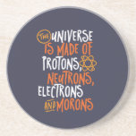 Porta-copos Funny Science Chemistry Universo Feito De Óculos<br><div class="desc">O Universo é Feito de Prótons, Neutrões, Elétrons e Morons. Design engraçada e sarcástica para quem ama piadas de Química, trocadilho, sarcasmo e humor. Mercadorias legal e humorísticas para professores de Química, Químicos e Ciências. Perfeito para geek de ciência, nerd, professor segundo grau e estudante que ama biologia, física e...</div>