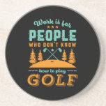 Porta-copos Golfe Jogador De Golfe Encantado Golfista Adoro Go<br><div class="desc">O trabalho é para Pessoas que não sabem jogar golfe. Design engraçado e humorístico para jogador de golfe, treinador de golfe ou fã de golfe. Esta mercadoria retrô vintage é excelente para aqueles que desfrutam de golfe no campo de golfe, colocando e pontuando passarinhos. Perfeito para golfistas profissionais, jogando golfe...</div>