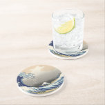 Porta-copos Grande Onda de Kanagawa e Monte Fuji Mar do Japão<br><div class="desc">"A Grande Onda ao largo de Kanagawa", também conhecida como "Debaixo da Onda ao largo de Kanagawa", é uma cativante gravura em xilogravura do renomado artista japonês Katsushika Hokusai. Criada por volta de 1831, faz parte de uma série intitulada "Trinta e seis vistas do Monte Fuji". A obra de arte...</div>
