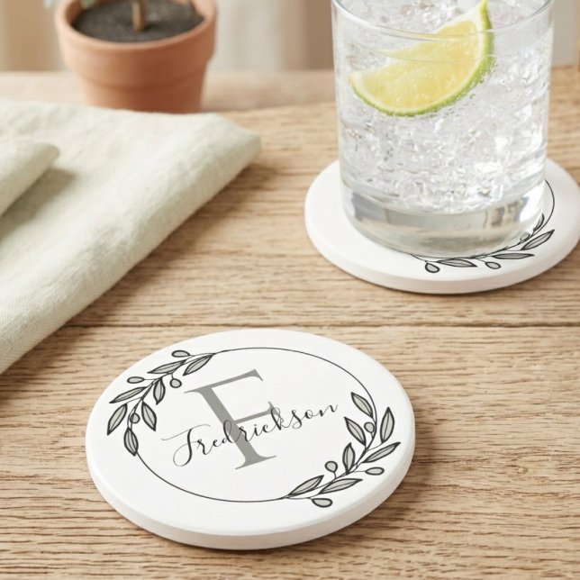 Porta-copos Inicial de Monograma com Coroa de Oliveira Minimal (Minimalist monogram coaster with an olive wreath, perfect for a sophisticated housewarming gift.)
