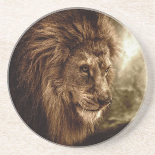 Porta-copos Leão contra o céu tormentoso