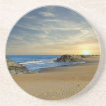 Levantamento do sol em uma costa arenosa