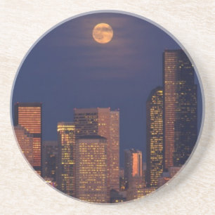 Porta-copos Lua cheia que aumenta sobre a skyline do centro de