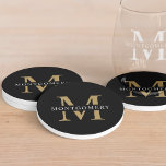 Porta-copos Mínimo Dourado preto monograma<br><div class="desc">Esta porta copos moderna e mínima de arenito personalizada tem um monograma dourado dividido inicial com o nome dentro num fundo preto.</div>