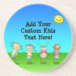 Porta-copos Miúdos que jogam fora em um dia ensolarado