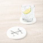 Porta-copos Monograma Personalizado e Nome Branco<br><div class="desc">Monograma Elegante Personalizado e Presentes de Nome com monograma personalizado no estilo de letra serif clássico com caixa de nome no meio do monograma.</div>