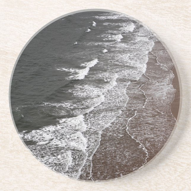 Porta-copos Ondas quebrando em uma praia arenosa (Frente)