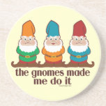 Porta-copos Os Gnomos Me Fizeram Fazer Isso<br><div class="desc">Os Gnomos fizeram-me fazê-lo. 3 gnomos coloridos diferentes pendurados. Paródia / parva do diabo fez-me fazê-lo. 3 imagens genômicas.</div>