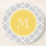 Porta-copos Padrão de Quatrefoil de cinzas, Monograma Amarelo<br><div class="desc">Tendência, na moda, cinza ou cinza e padrão quatrefoil branco que você pode personalizar com um monograma branco inicial em uma fonte moderna, em um rótulo, faixa, quadro com linhas brancas circulares. GraphicsByMimi © Um padrão de tendência para ela. Use o campo modelo para adicionar inicial ou letra do seu...</div>