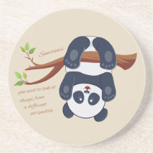 panda adorável pendurado de cabeça para baixo