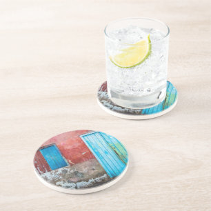 Porta-copos Parede vermelha, azul e cinza, porta e janela