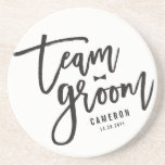 Porta-copos Personalização de Casamento de Arco de Time Groom<br><div class="desc">Este design apresenta um moderno e ousado roteiro de caligrafia em forma de corpo negro, com um sotaque de arco em um fundo branco de marfim clássico. A cor de fundo pode ser alterada para qualquer cor de sua escolha. Você pode adicionar mais texto / informações / detalhes e/ou fotos...</div>