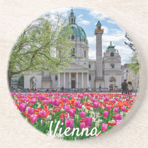 Porta-copos Rua. Charles Church em primavera em Viena, Áustria