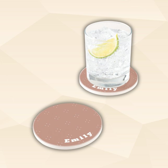 Porta-copos Seta branca monograma sobre fundo mocha mousse | (Criador carregado)