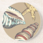 Porta-copos Shell Trio em Khaki<br><div class="desc">Megan Meagher é conhecida por suas simples peças de arte. Esta é uma imagem excelente da arte decorativa capturando a vida marinha com uma estrela amarela e uma concha azul e vermelha. Consiga este impressão de arte hoje na cor Khaki no seu produto Zazzle.</div>