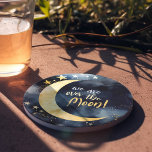 Porta-copos Sobre a Lua Chá de fraldas Celestial Estrelas Espa<br><div class="desc">Celebrar a chegada de uma nova estrela com essas portas copos encantadoras de pedra chá de fraldas, apresentando uma lua ouro radiante e estrelas cintilantes sobre um fundo azul profundo, todas lindamente renderizadas em aquarelas. O cabeçalho, "Estamos sobre a Lua!", acrescenta um toque de alegria e entusiasmo a esta celebração...</div>