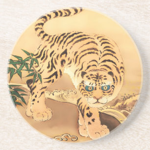 Porta-copos Tigre Minhwa Vintage junto a um riacho