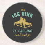 Porta-copos Vintage Ice Sking Ice Rink Está Chamando Eu Tenho<br><div class="desc">A pista de gelo está chamando e eu devo ir. Design engraçada e humorística para skater gelo, patinador artístico ou patinador rápido. Mercadorias legal e incríveis para aqueles que adoram patinação no gelo e esportes de inverno. Perfeito para profissional de patinação artística, atleta de patinação rápida ou campeão de patinação...</div>