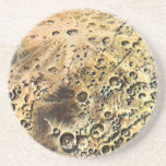 Porta-copos Vintage Science Fiction, Rocket Ship Over the Moon<br><div class="desc">Vintage ilustra viagem futurista e transporte Ciência Ficção imagem espacial. Um design de estilo quadrinho retrô sci fi apresentando uma nave-fogueira voando no espaço sobre a lua e voltando para a Terra do planeta no futuro.</div>