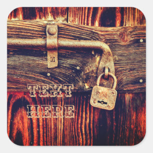 Porta de madeira rústica com etiqueta de bronze