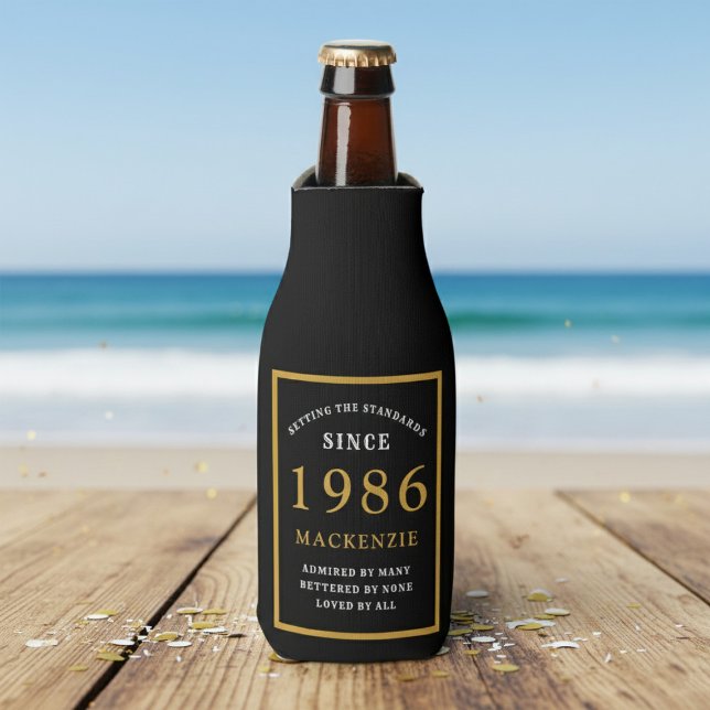 Porta-garrafa 40th Birthday 1986 Name Elegant Chic Black Gold (Born 1986 bottle cooler. Beach background.)