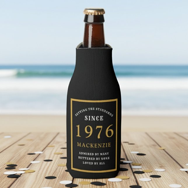 Porta-garrafa 50th Birthday 1976 Name Elegant Chic Black Gold (Born 1976 bottle cooler. Beach background.)
