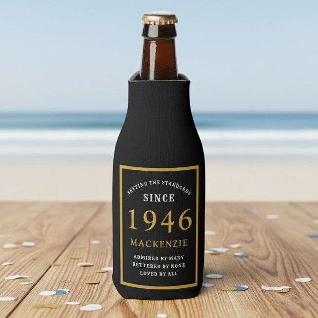 Porta-garrafa 80th Birthday 1946 Name Elegant Chic Black Gold (Born 1946 bottle cooler. Beach background.)