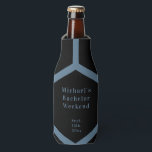 Porta-garrafa Arrefecimento personalizado do frasco | Fim de sem<br><div class="desc">Arrefecimento personalizado do frasco | Solteiro Weekend Personalizado Can Coolers são as marcas perfeitas para seus amigos se lembrarem de seu dia especial. Saúde a uma despedida de solteiro divertida e memorável! Adicione seu texto personalizado a este design usando as caixas "Editar este modelo design" no lado direito do item,...</div>