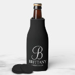 Porta-garrafa Bridesmaid Personalizada Elegante Preta e Branca<br><div class="desc">Donativos Personalizados Elegantes de Bridesmaid Pretos e Brancos com um monograma personalizado em estilo de letra elegante com nome e título da madrinha em estilo de letra de serifa clássico. Também perfeito para Madrinha de casamento,  Flor Girl,  Mãe da Noiva e muito mais.</div>